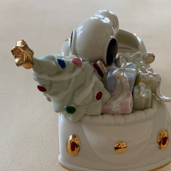 Lenox Holiday Snoopy Car Figurine with Gold Accents - Picture 15 of 16